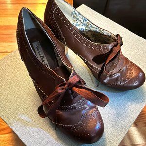 American Eagle 9 and 1/2 Faux Leather Round Toe 3 inch Brown Oxford Style Heels